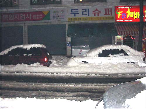 눈에 파묻힌 대전 시내 5일 밤 눈은 그쳤지만 49cm라는 기록적인 폭설은 대전시내를 완전히 적막에 휩싸이게 했다. 